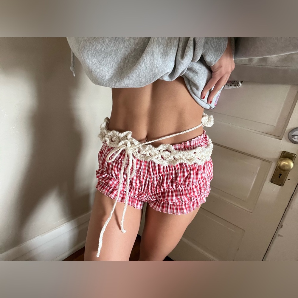 Handmade cream crochet belt. Length of thick part: 39 in., total length: 7ft.